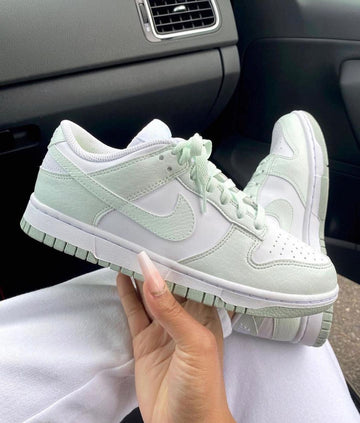 in hands dunk low mint